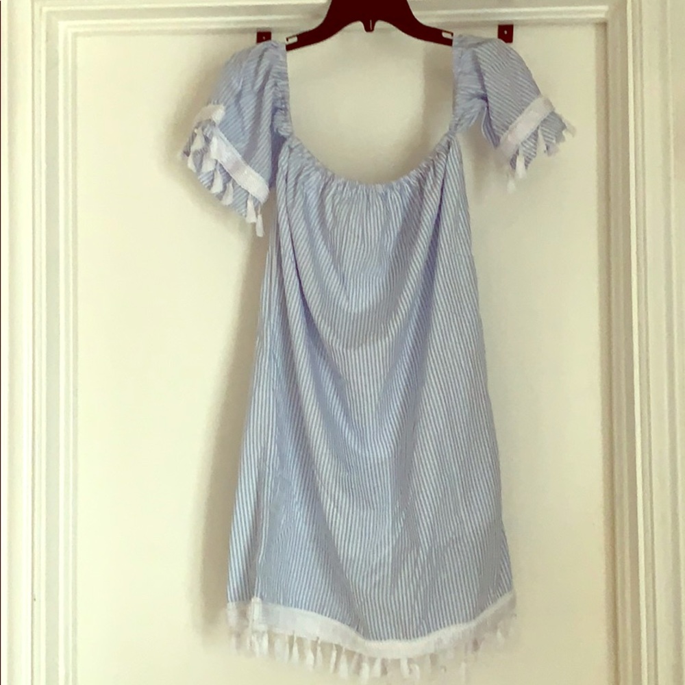 Off the shoulder sleeves dress